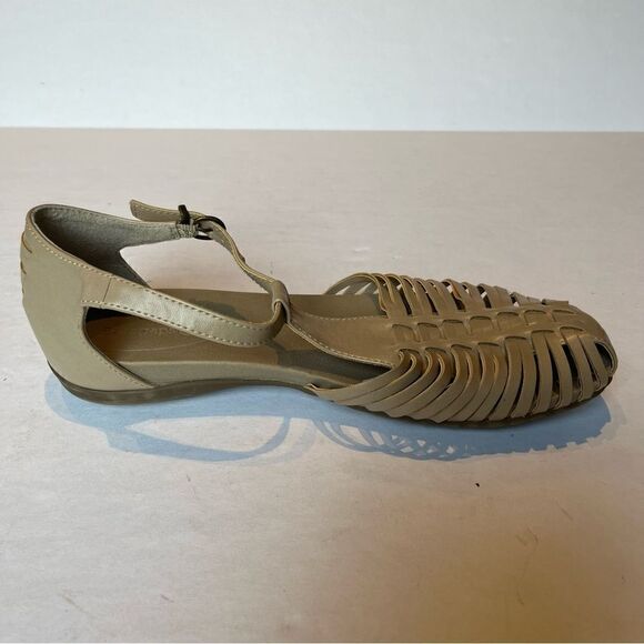 Women's BareTraps T Strap Sandals Taupe  Size 10M Closed Toe Flats - Picture 3 of 9